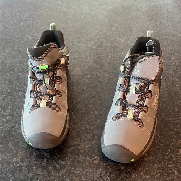 Keen Gray Sneakers with Sturdy Design and Traction - Picture 2 of 8